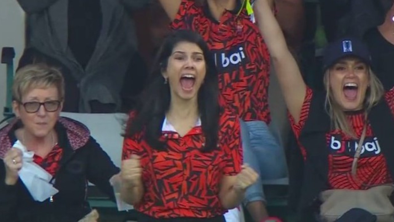Sunrisers Eastern Cape : వరుసగా రెండోసారి ఛాంపియన్గా సన్రైజర్స్.. గ్రౌండ్లో గంతులేసిన కావ్య పాప.. వీడియోలు వైరల్ Sunrisers Eastern Cape : వరుసగా రెండోసారి ఛాంపియన్గా సన్రైజర్స్.. గ్రౌండ్లో గంతులేసిన కావ్య పాప.. వీడియోలు వైరల్