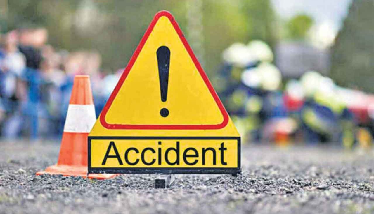 Road Accident : ఎల్బీనగర్లో అర్ధరాత్రి రోడ్డు ప్రమాదం.. ఎక్సైజ్ సీఐ మృతి, ఎస్ఐకు తీవ్ర గాయాలు Road Accident : ఎల్బీనగర్లో అర్ధరాత్రి రోడ్డు ప్రమాదం.. ఎక్సైజ్ సీఐ మృతి, ఎస్ఐకు తీవ్ర గాయాలు