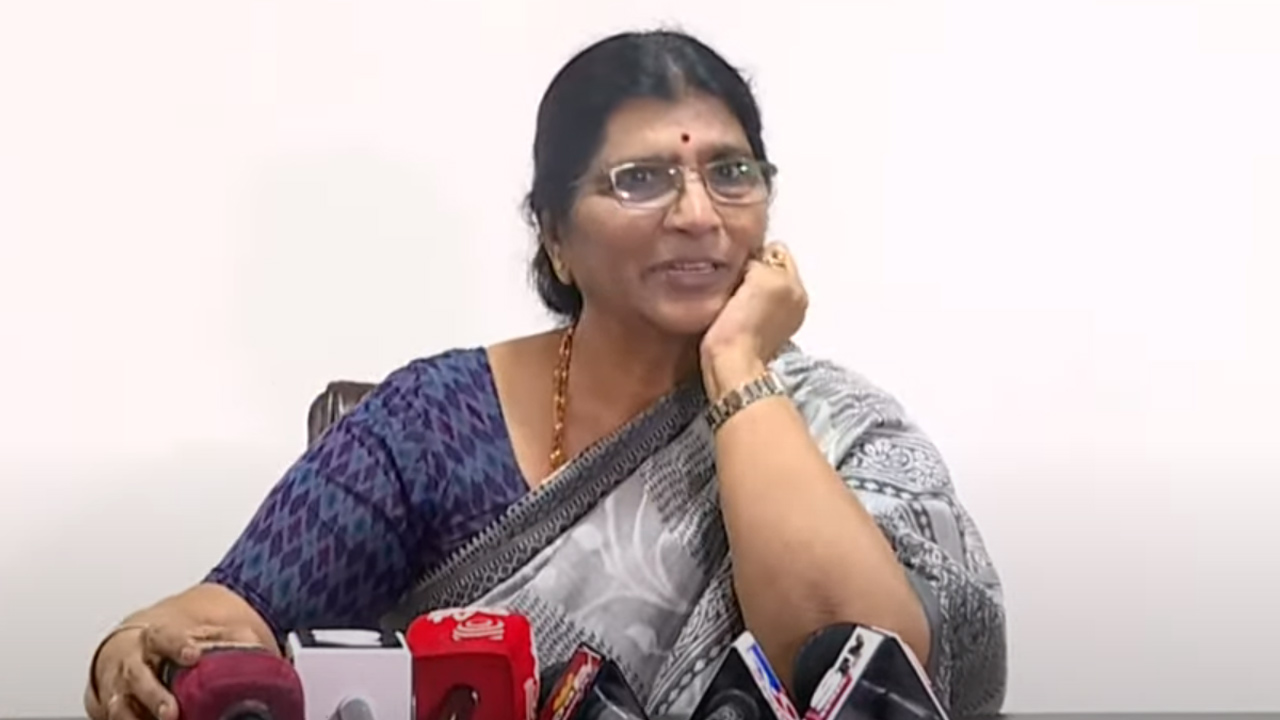 Lakshmi Parvathi: అమిత్ షాను చంద్రబాబు కలవలేదు.. కలిస్తే ఫోటో చూపించాలి.. Lakshmi Parvathi: అమిత్ షాను చంద్రబాబు కలవలేదు.. కలిస్తే ఫోటో చూపించాలి..