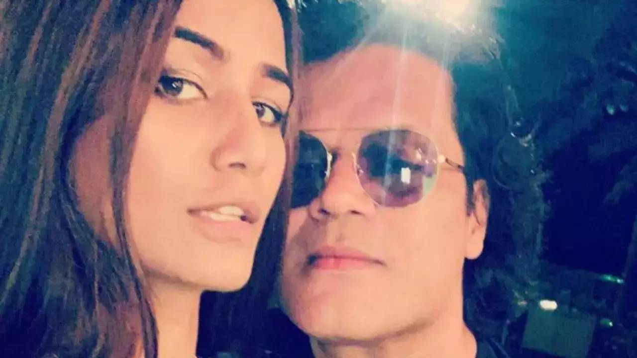 Poonam Panday : పూనమ్ పాండేపై రూ.100 కోట్లకు పరువు నష్టం కేసు.. ఆమె భర్తపై కూడా.. Poonam Panday : పూనమ్ పాండేపై రూ.100 కోట్లకు పరువు నష్టం కేసు.. ఆమె భర్తపై కూడా..