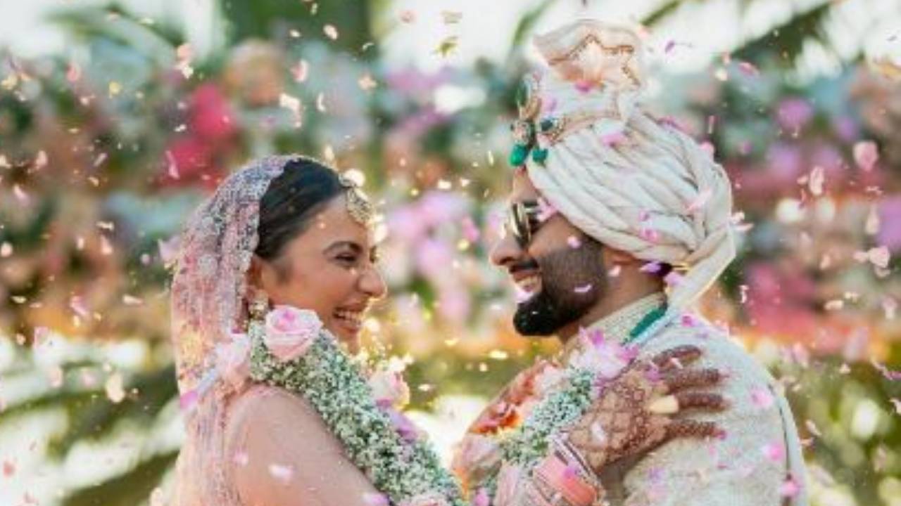 Rakul Preet Singh : వైరల్ అవుతున్న రకుల్ పెళ్లి వీడియో.. ఓ రేంజ్లో ఉందిగా.. Rakul Preet Singh : వైరల్ అవుతున్న రకుల్ పెళ్లి వీడియో.. ఓ రేంజ్లో ఉందిగా..