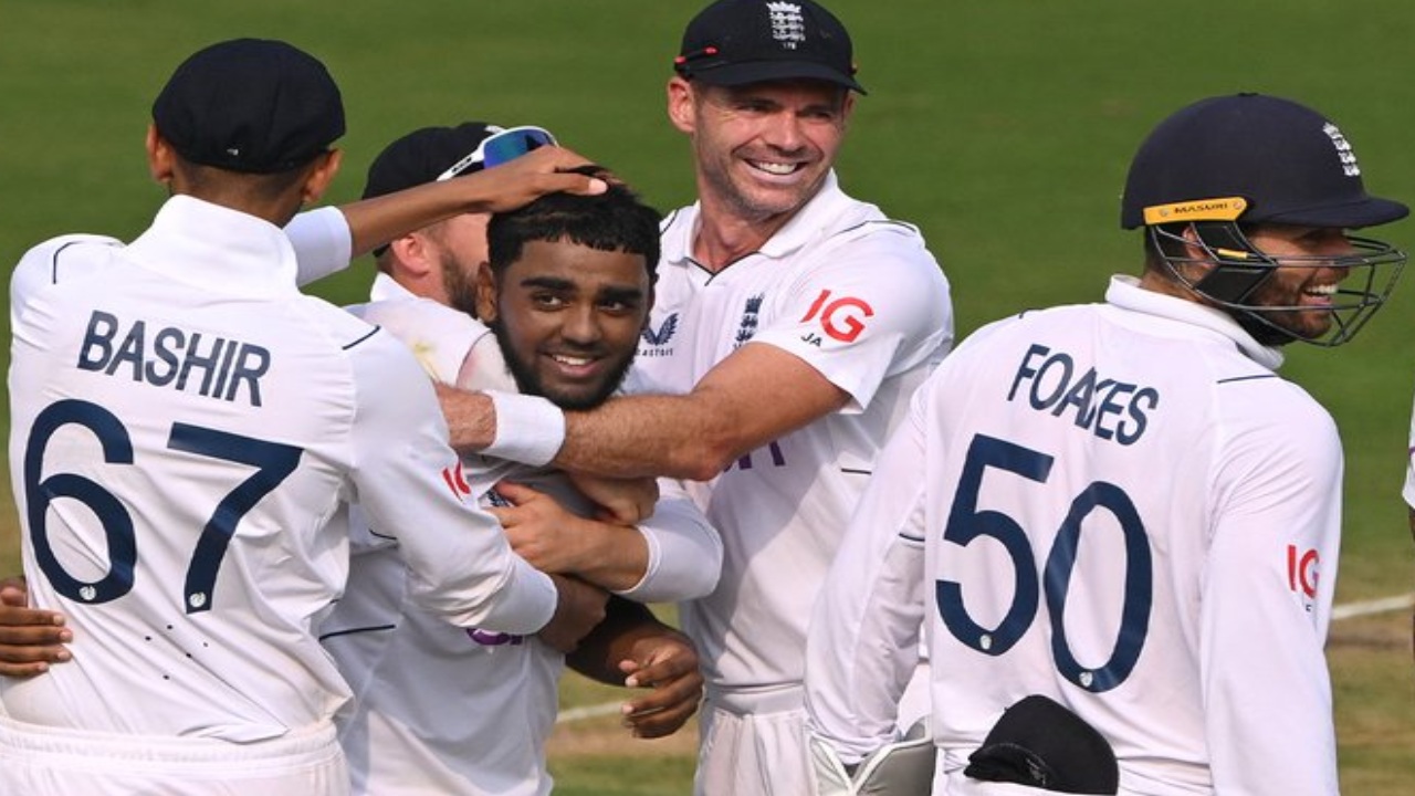 IND vs ENG : ఇంగ్లాండ్కు వరుస షాక్లు.. స్వదేశానికి పయనమైన యువ స్పిన్నర్.. ఐదో టెస్టుకు దూరం IND vs ENG : ఇంగ్లాండ్కు వరుస షాక్లు.. స్వదేశానికి పయనమైన యువ స్పిన్నర్.. ఐదో టెస్టుకు దూరం