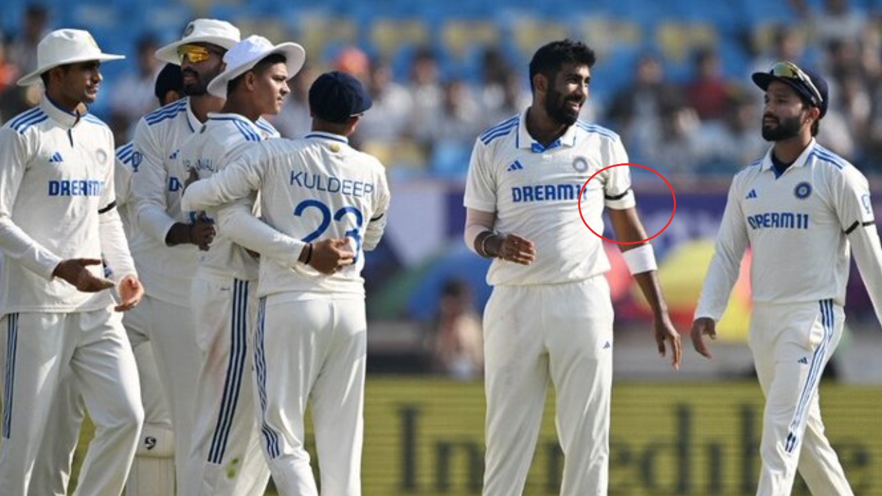IND vs ENG 3rd Test : మూడో రోజు ఆటలో నల్లరిబ్బన్లతో బరిలోకి దిగిన టీమ్ఇండియా ప్లేయర్లు.. ఎందుకో తెలుసా? IND vs ENG 3rd Test : మూడో రోజు ఆటలో నల్లరిబ్బన్లతో బరిలోకి దిగిన టీమ్ఇండియా ప్లేయర్లు.. ఎందుకో తెలుసా?