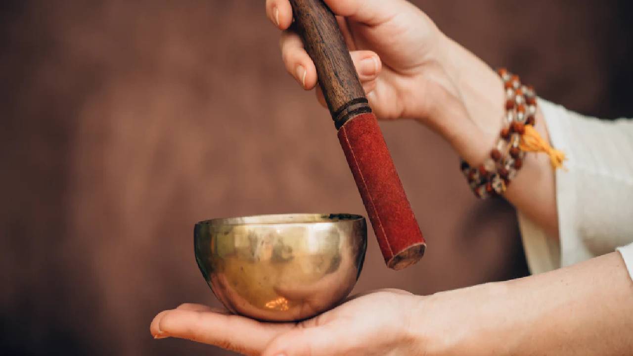 Tibetan Singing Bowl : టిబెటన్ సింగింగ్ బౌల్స్ గురించి విన్నారా? ఇవి చేసే శబ్దం వింటే చాలు.. Tibetan Singing Bowl : టిబెటన్ సింగింగ్ బౌల్స్ గురించి విన్నారా? ఇవి చేసే శబ్దం వింటే చాలు..