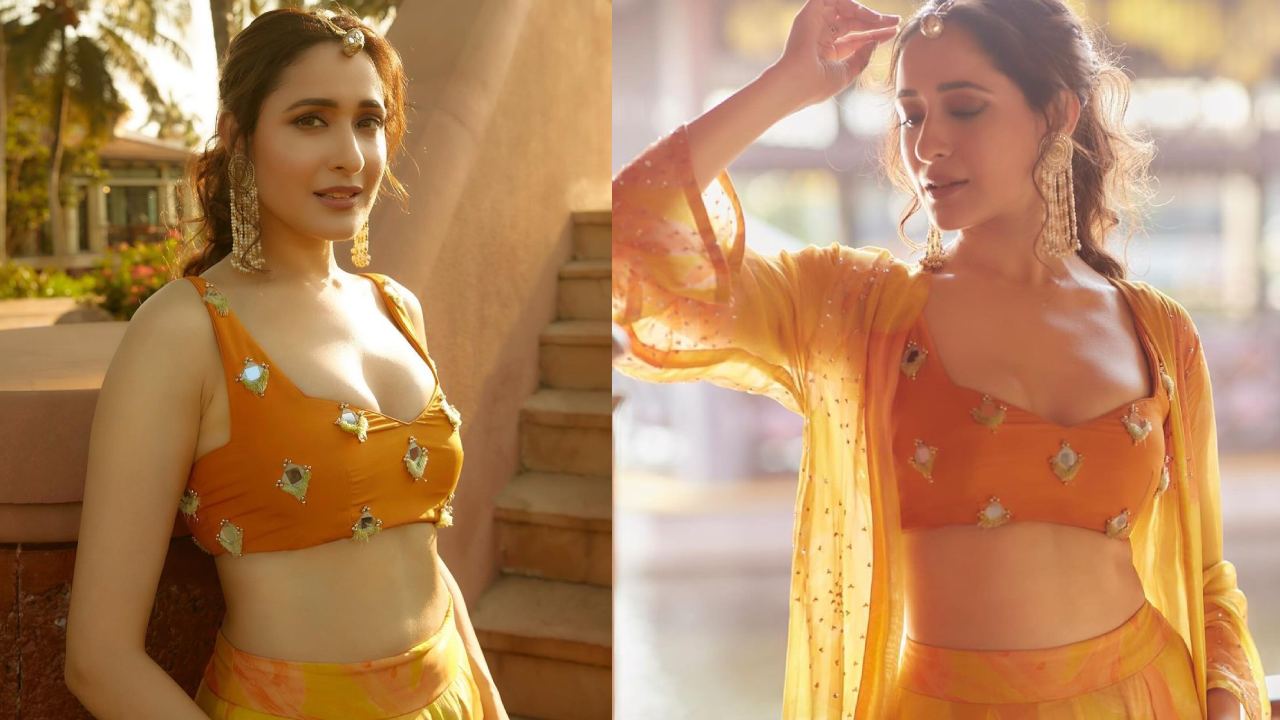 Pragya Jaiswal : మెస్మరైజ్ చేస్తున్న ప్రగ్యా జైస్వాల్ పరువాలు..