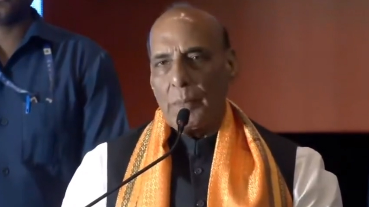 రాడార్ స్టేషన్ నిర్మాణానికి రాజ్నాథ్ సింగ్ భూమి పూజ.. వికారాబాద్ జిల్లాలో ముందస్తు అరెస్టులు రాడార్ స్టేషన్ నిర్మాణానికి రాజ్నాథ్ సింగ్ భూమి పూజ.. వికారాబాద్ జిల్లాలో ముందస్తు అరెస్టులు