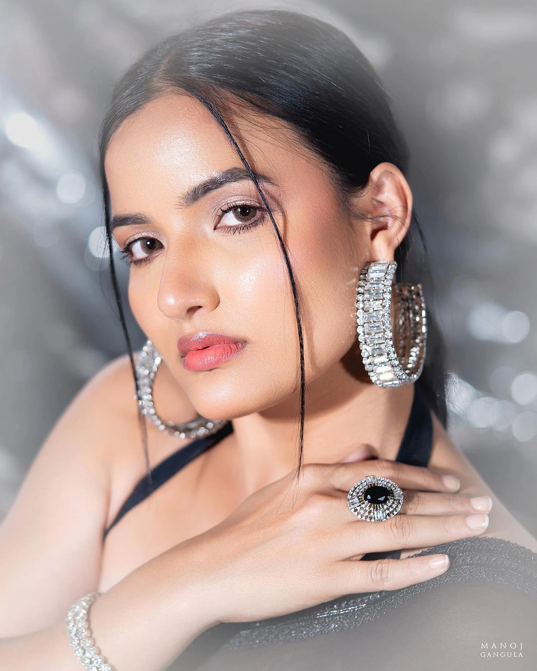 Siri Hanumanthu shines in black saree photos gone viral