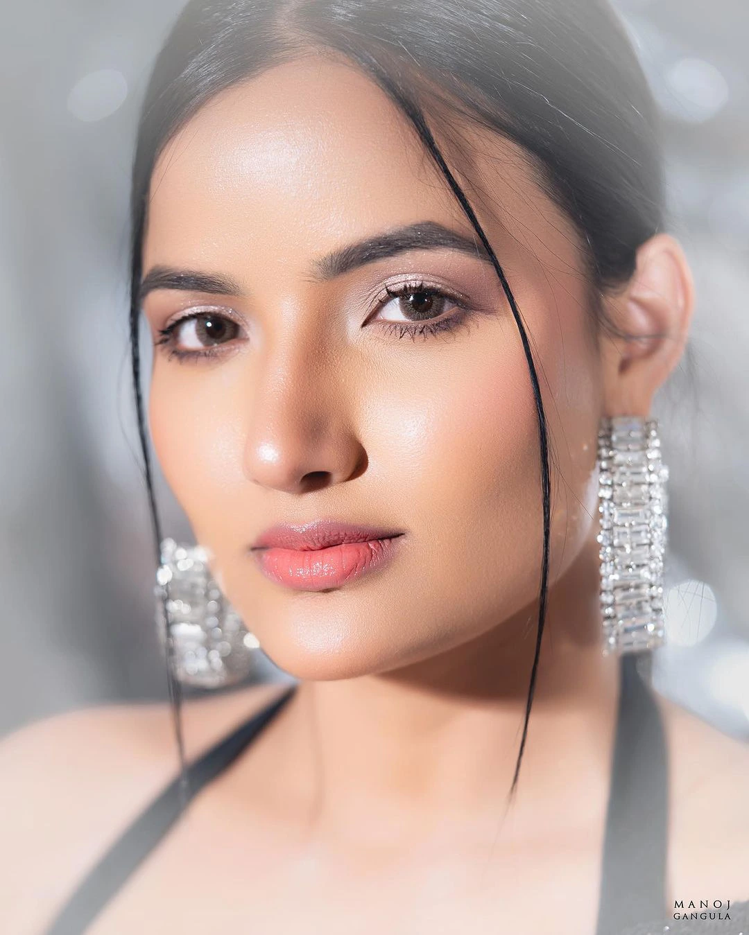 Siri Hanumanthu shines in black saree photos gone viral