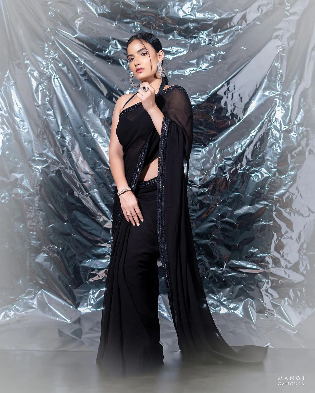 Siri Hanumanthu shines in black saree photos gone viral
