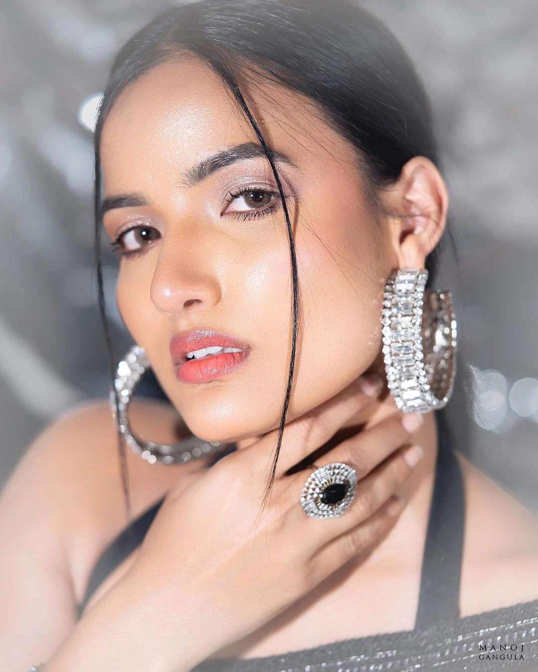 Siri Hanumanthu shines in black saree photos gone viral