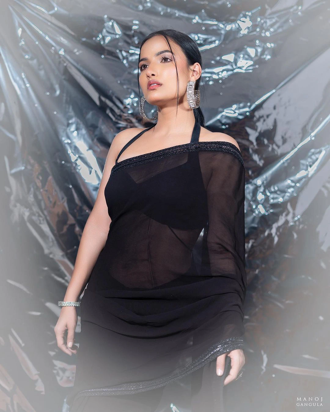 Siri Hanumanthu shines in black saree photos gone viral