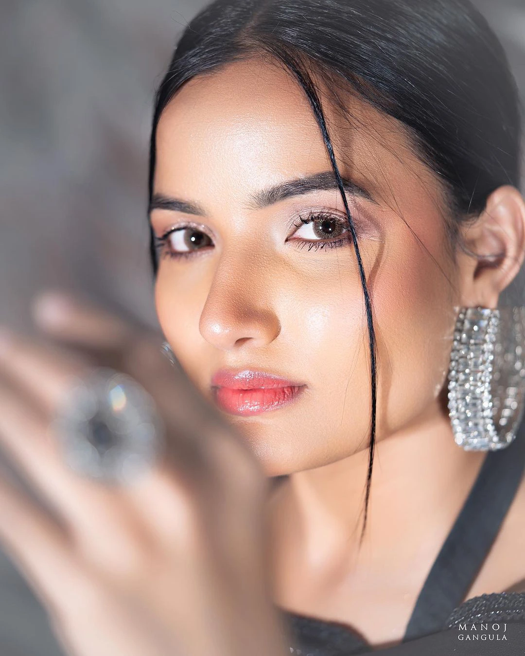 Siri Hanumanthu shines in black saree photos gone viral