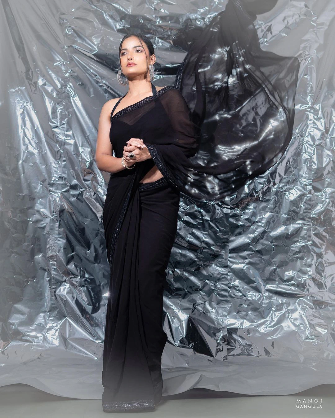 Siri Hanumanthu shines in black saree photos gone viral