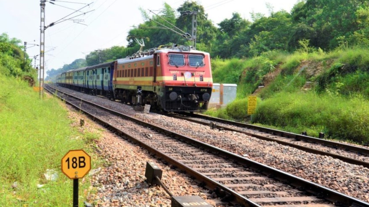 మేడారం జాతరకు జన్ సాధారణ్ ప్రత్యేక రైళ్లు .. ఏఏ ప్రాంతాల నుంచి నడుస్తాయంటే? మేడారం జాతరకు జన్ సాధారణ్ ప్రత్యేక రైళ్లు .. ఏఏ ప్రాంతాల నుంచి నడుస్తాయంటే?