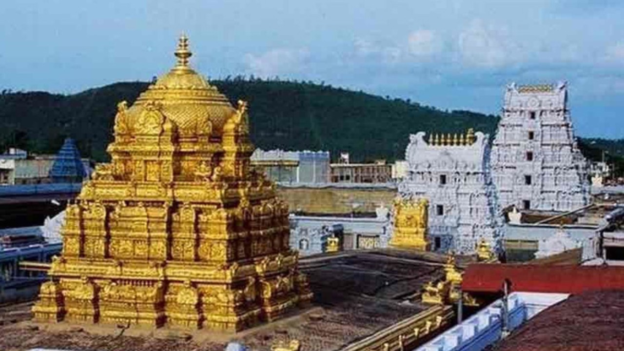 తిరుమల పుష్కరిణిలో వైభవంగా చక్రస్నానం నిర్వహించిన అర్చకులు తిరుమల పుష్కరిణిలో వైభవంగా చక్రస్నానం నిర్వహించిన అర్చకులు