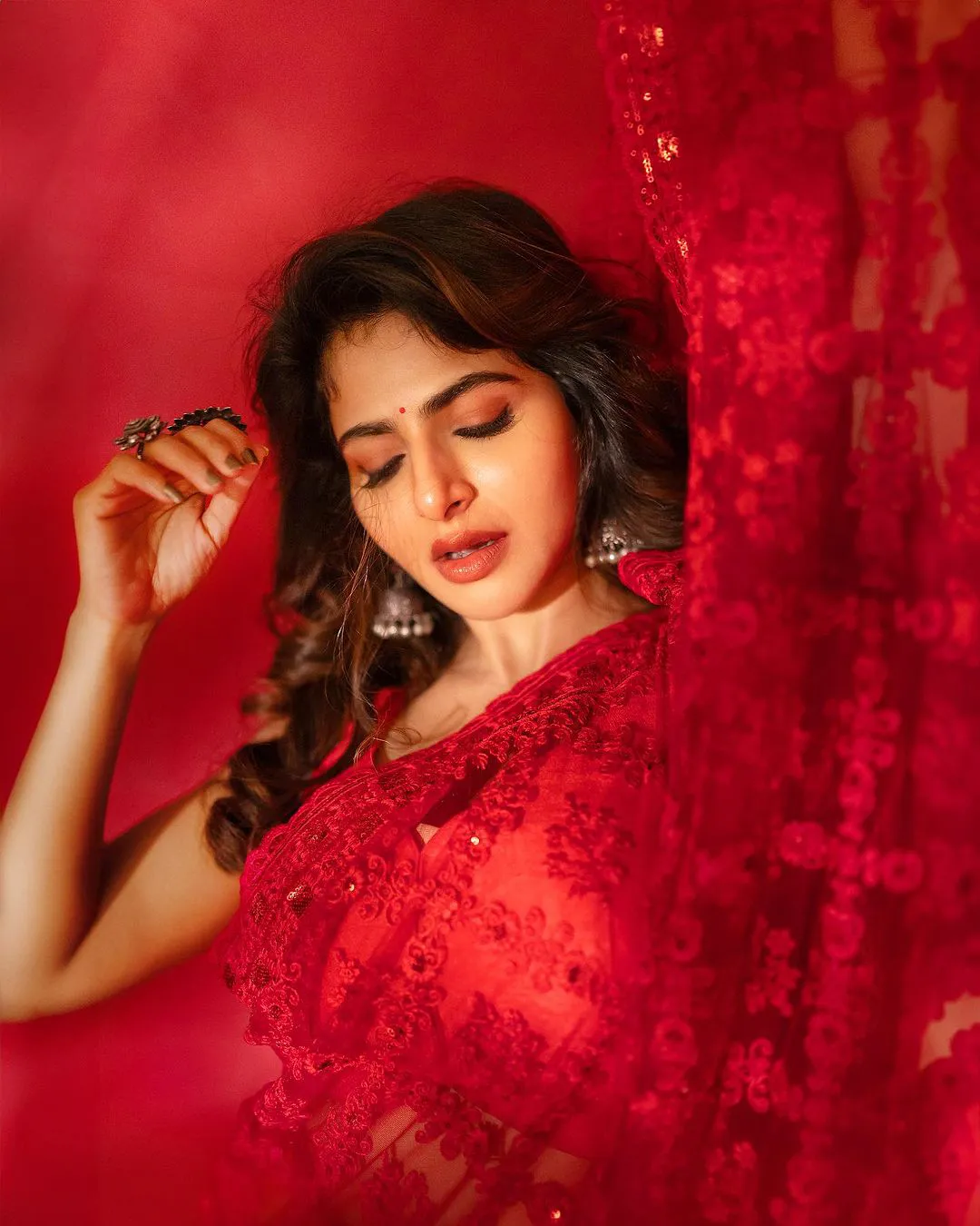Tamil Actress Iswarya Menon shines in red saree like as rose Photos