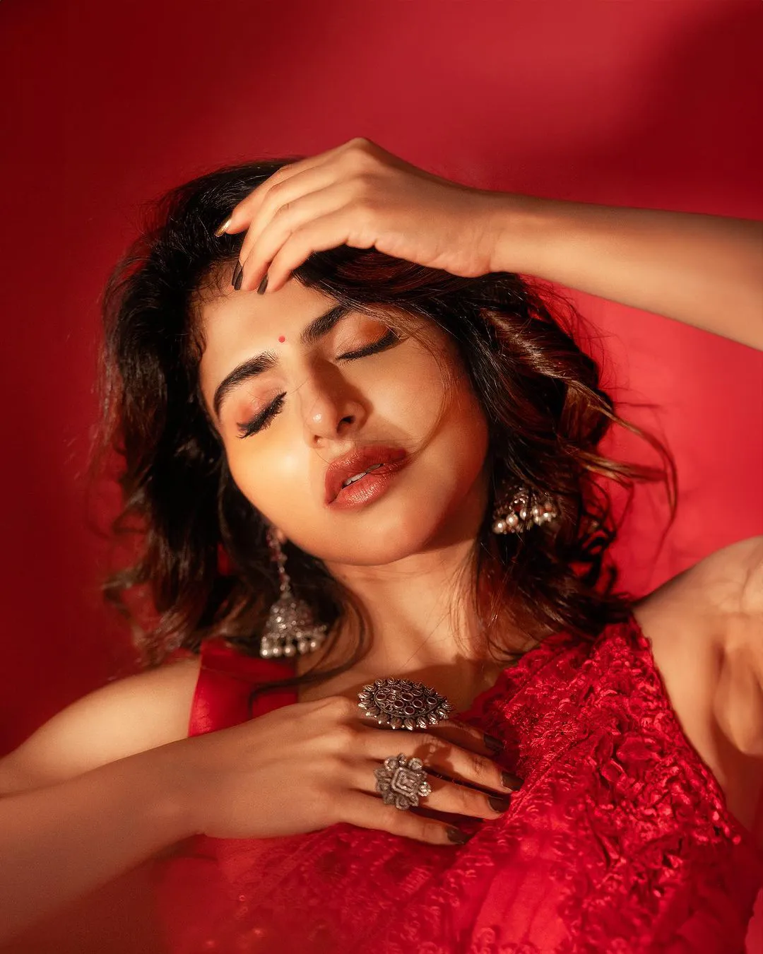 Tamil Actress Iswarya Menon shines in red saree like as rose Photos
