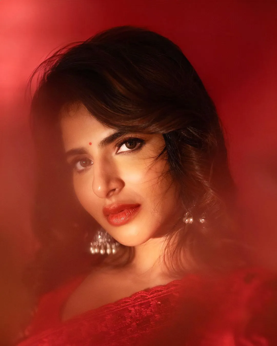 Tamil Actress Iswarya Menon shines in red saree like as rose Photos