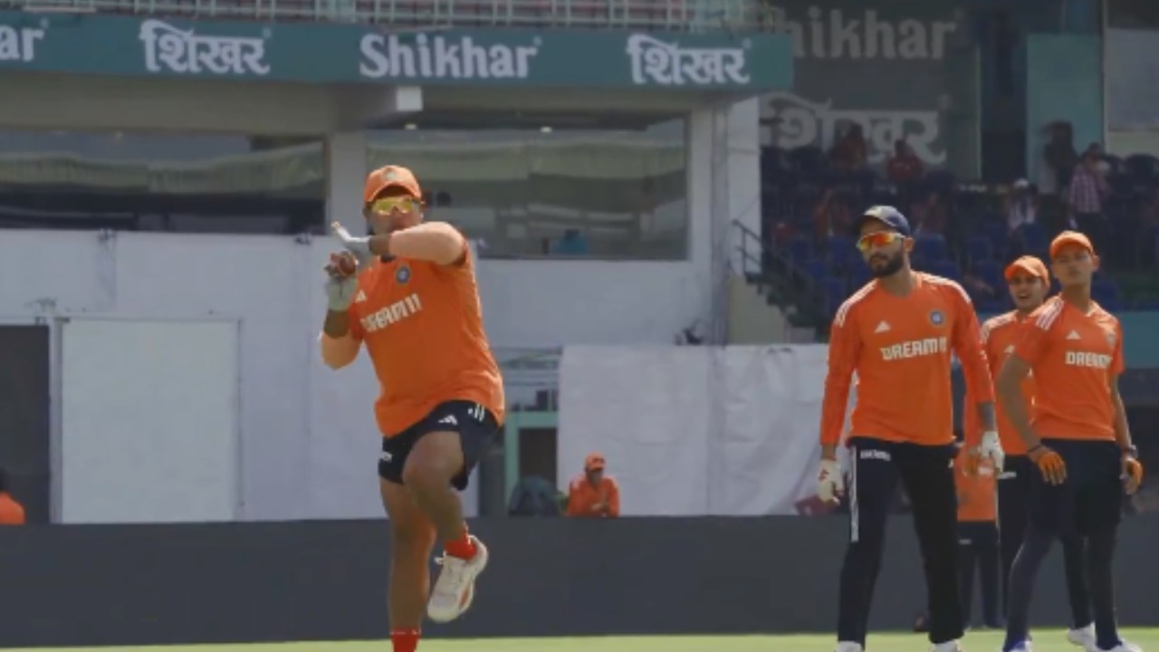 IND vs ENG 2nd Test : విశాఖ మైదానంలో టీమిండియా ప్లేయర్స్ ప్రాక్టీస్ వీడియో వైరల్.. రోహిత్ ఏం చేశాడంటే.. IND vs ENG 2nd Test : విశాఖ మైదానంలో టీమిండియా ప్లేయర్స్ ప్రాక్టీస్ వీడియో వైరల్.. రోహిత్ ఏం చేశాడంటే..