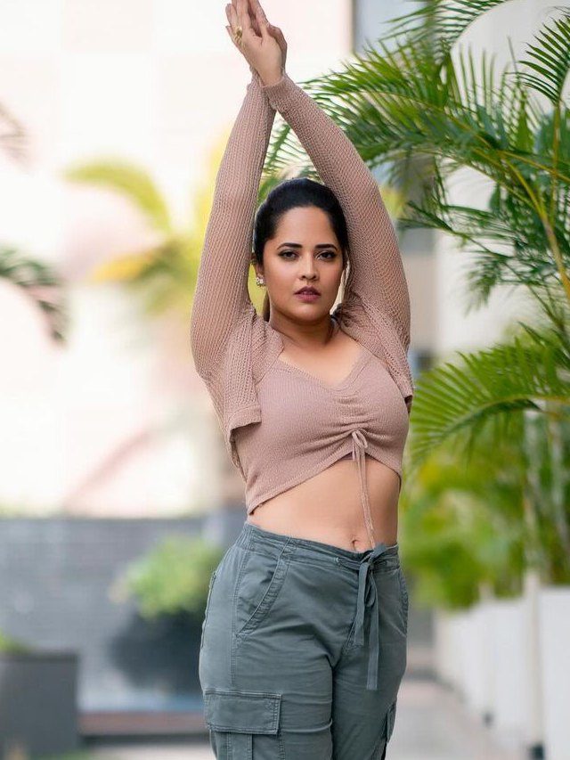 >అనసూయ నడుము అందాలు..