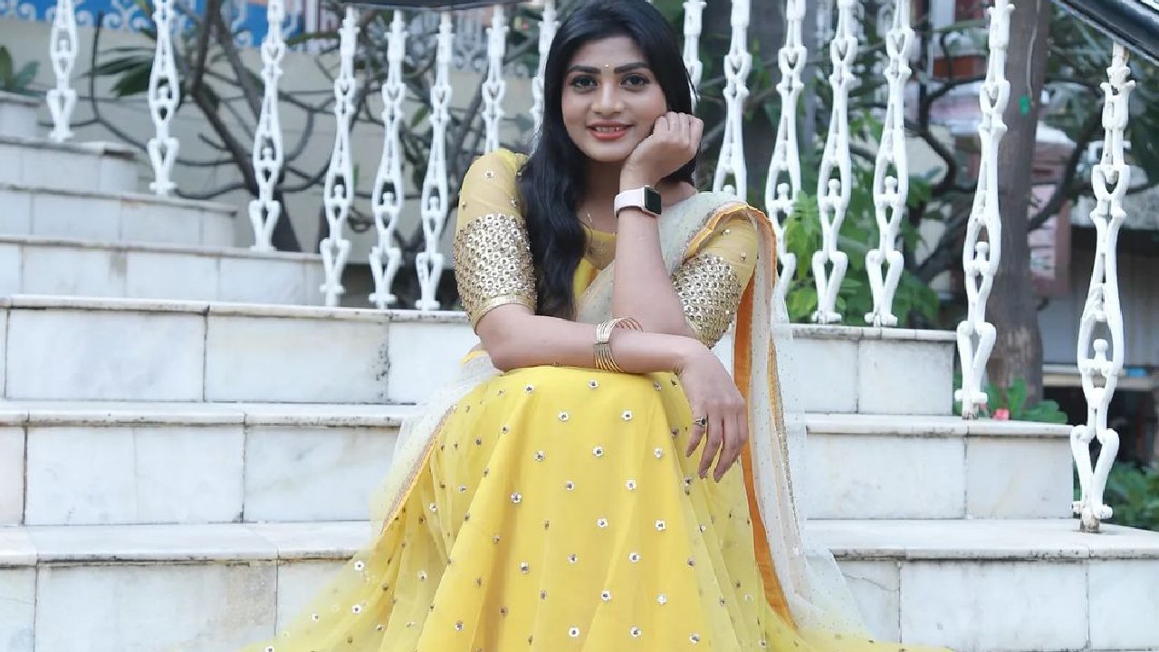 Sowmya Janu : సెలబ్రిటీస్ రాంగ్ రూట్లో వెళ్తే తప్పేంటి.. తన తప్పుని సమర్ధించుకుంటున్న తెలుగు నటి.. Sowmya Janu : సెలబ్రిటీస్ రాంగ్ రూట్లో వెళ్తే తప్పేంటి.. తన తప్పుని సమర్ధించుకుంటున్న తెలుగు నటి..