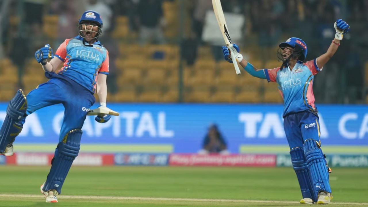 WPL 2024 : తొలి మ్యాచ్ థ్రిల్లింగ్ విక్టరీ.. లాస్ట్ బాల్కు అదిరిపోయే సిక్స్ కొట్టిన సంజనా.. వీడియో వైరల్ WPL 2024 : తొలి మ్యాచ్ థ్రిల్లింగ్ విక్టరీ.. లాస్ట్ బాల్కు అదిరిపోయే సిక్స్ కొట్టిన సంజనా.. వీడియో వైరల్