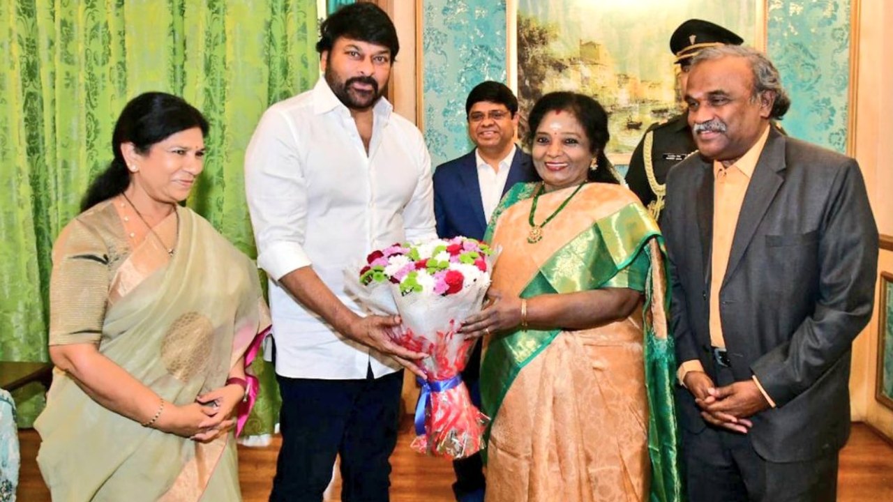 Chiranjeevi : రాజ్ భవన్లో మెగాస్టార్.. చిరంజీవిని సత్కరించిన తెలంగాణ గవర్నర్ తమిళిసై Chiranjeevi : రాజ్ భవన్లో మెగాస్టార్.. చిరంజీవిని సత్కరించిన తెలంగాణ గవర్నర్ తమిళిసై