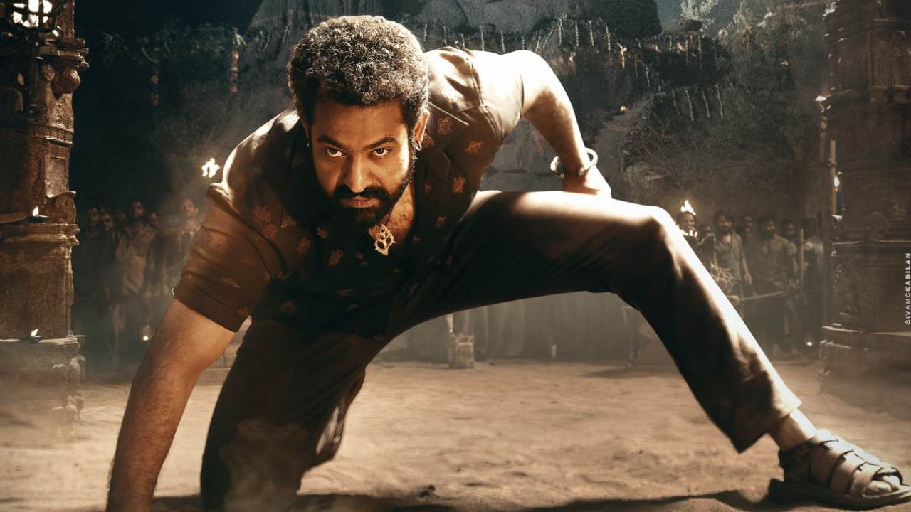 Devara : ఎన్టీఆర్ ‘దేవర’ కొత్త రిలీజ్ డేట్ అనౌన్స్.. అప్పటికిదాకా ఆగాలా? నిరాశలో ఎన్టీఆర్ ఫ్యాన్స్.. Devara : ఎన్టీఆర్ ‘దేవర’ కొత్త రిలీజ్ డేట్ అనౌన్స్.. అప్పటికిదాకా ఆగాలా? నిరాశలో ఎన్టీఆర్ ఫ్యాన్స్..