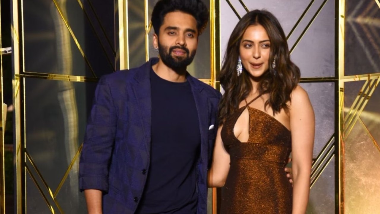 Rakul Preet Singh : ఈ నెలలోనే రకుల్ పెళ్లి? మోదీ చెప్పారని వెడ్డింగ్ ప్లేస్ మార్చుకున్నారా? అక్కడే ఎందుకు? Rakul Preet Singh : ఈ నెలలోనే రకుల్ పెళ్లి? మోదీ చెప్పారని వెడ్డింగ్ ప్లేస్ మార్చుకున్నారా? అక్కడే ఎందుకు?