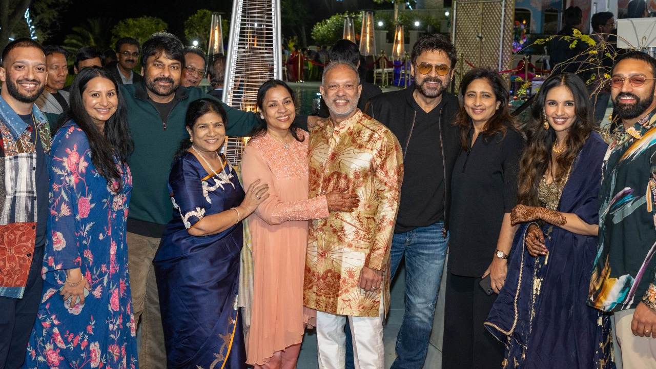 Chiranjeevi : అమెరికాలో మెగాస్టార్, వెంకీమామ.. ఒకే పెళ్ళిలో సందడి చేస్తూ.. Chiranjeevi : అమెరికాలో మెగాస్టార్, వెంకీమామ.. ఒకే పెళ్ళిలో సందడి చేస్తూ..