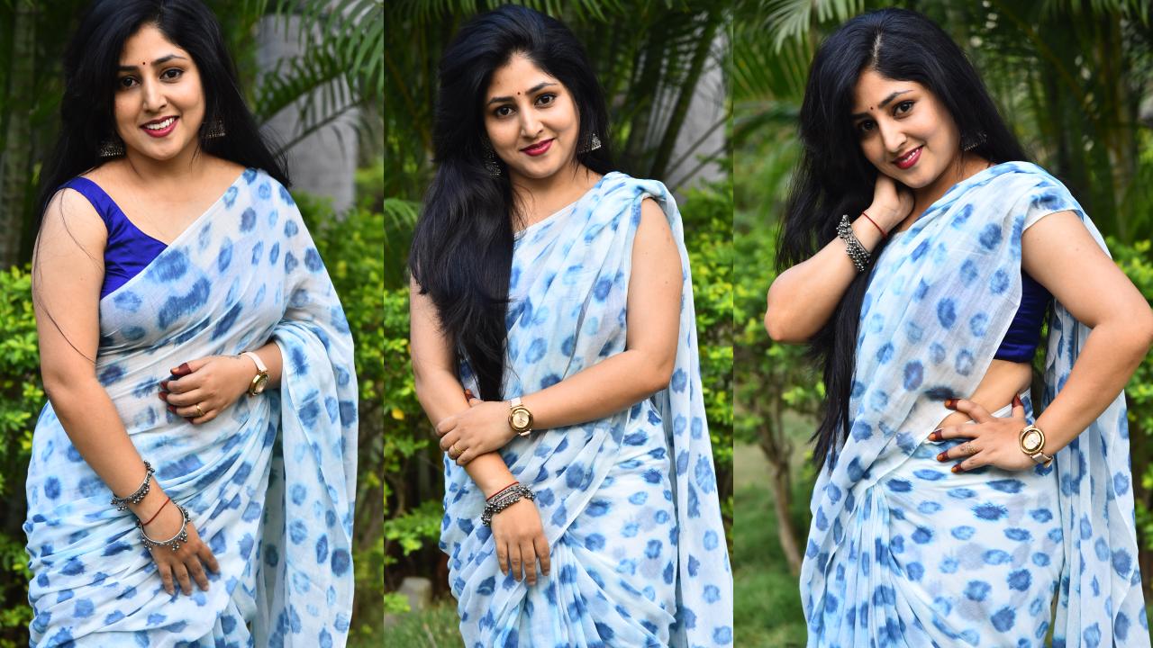 Praneekaanvikaa : చీరకట్టులో ప్రణీకాన్వికా పరువాలు..