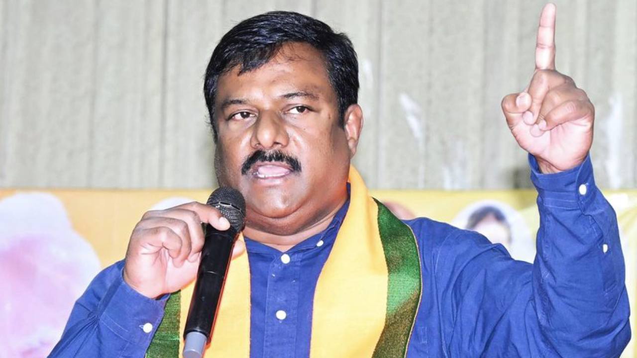 చంద్రబాబు అధికారంలోకి వచ్చిన కొన్ని గంటల్లోనే హామీలపై సంతకం పెట్టారు.. తెలంగాణలోనేమో..: మహేశ్వర్ రెడ్డి చంద్రబాబు అధికారంలోకి వచ్చిన కొన్ని గంటల్లోనే హామీలపై సంతకం పెట్టారు.. తెలంగాణలోనేమో..: మహేశ్వర్ రెడ్డి