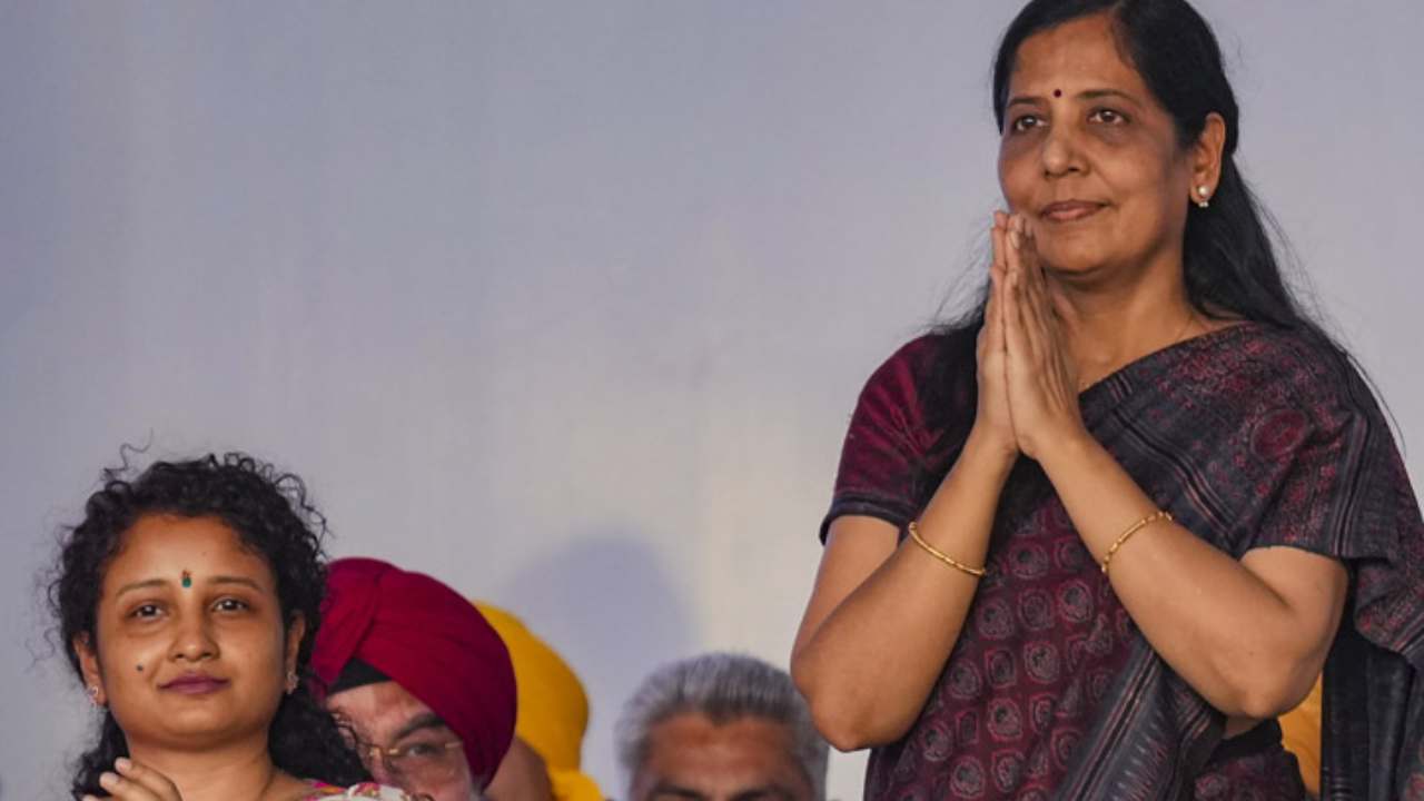 దేశ ప్రజలకోసం ఆరు గ్యారెంటీలు.. కూటమి ర్యాలీలో కేజ్రీవాల్ సందేశాన్ని వినిపించిన సునీతా కేజ్రీవాల్ దేశ ప్రజలకోసం ఆరు గ్యారెంటీలు.. కూటమి ర్యాలీలో కేజ్రీవాల్ సందేశాన్ని వినిపించిన సునీతా కేజ్రీవాల్