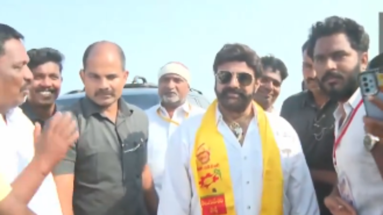 అభిమానులకు సెల్ఫీలు ఇచ్చిన బాలకృష్ణ అభిమానులకు సెల్ఫీలు ఇచ్చిన బాలకృష్ణ