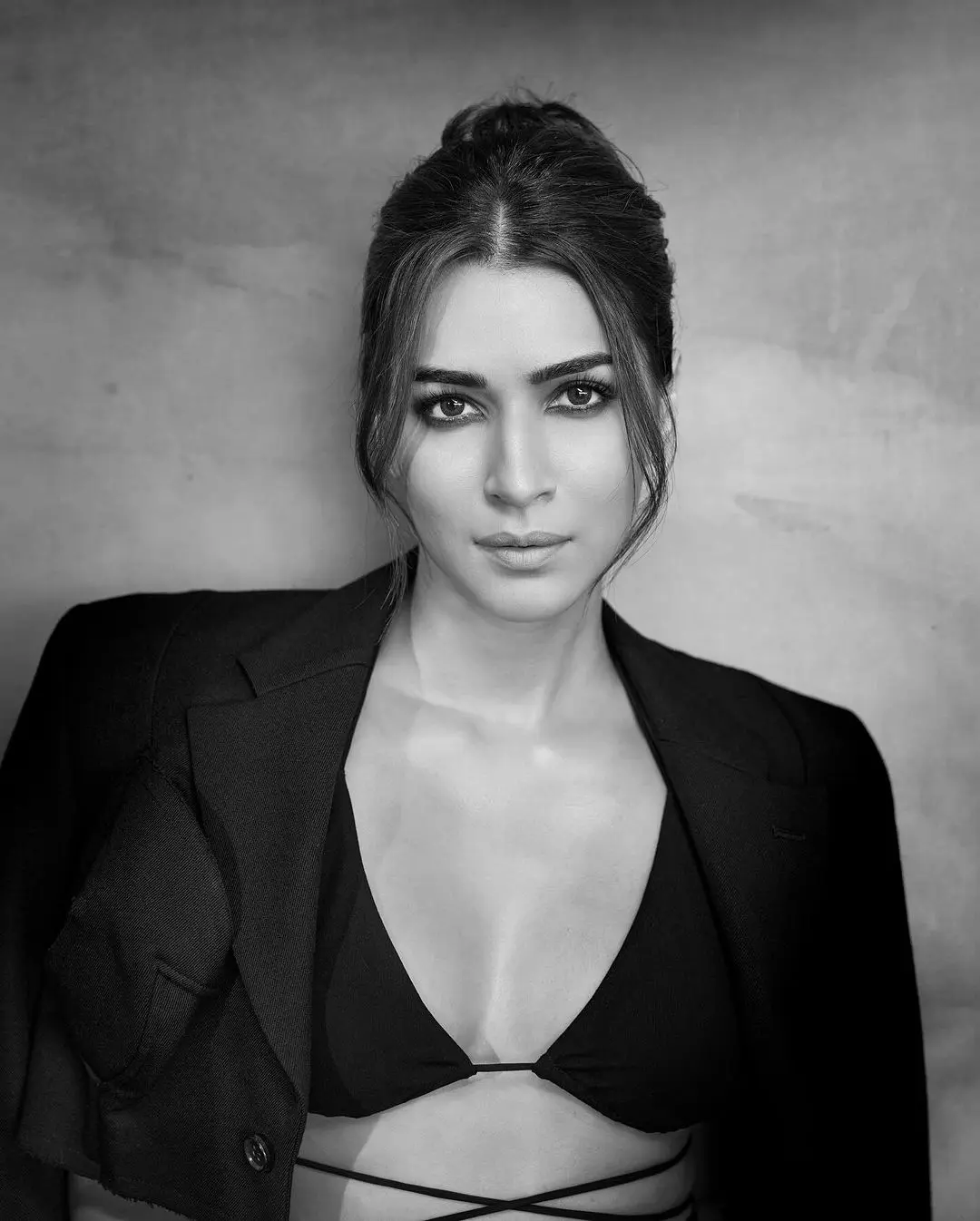 Bollywood Actress Kriti Sanon shares her Latest Photoshoot