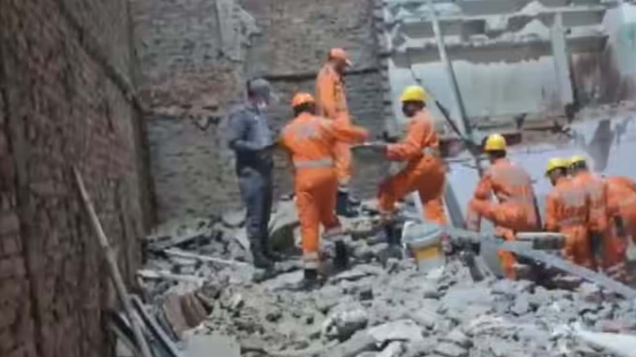 Building Collapsed : ఢిల్లీలో ఘోర ప్రమాదం.. కుప్పకూలిన రెండంతస్తుల భవనం Building Collapsed : ఢిల్లీలో ఘోర ప్రమాదం.. కుప్పకూలిన రెండంతస్తుల భవనం
