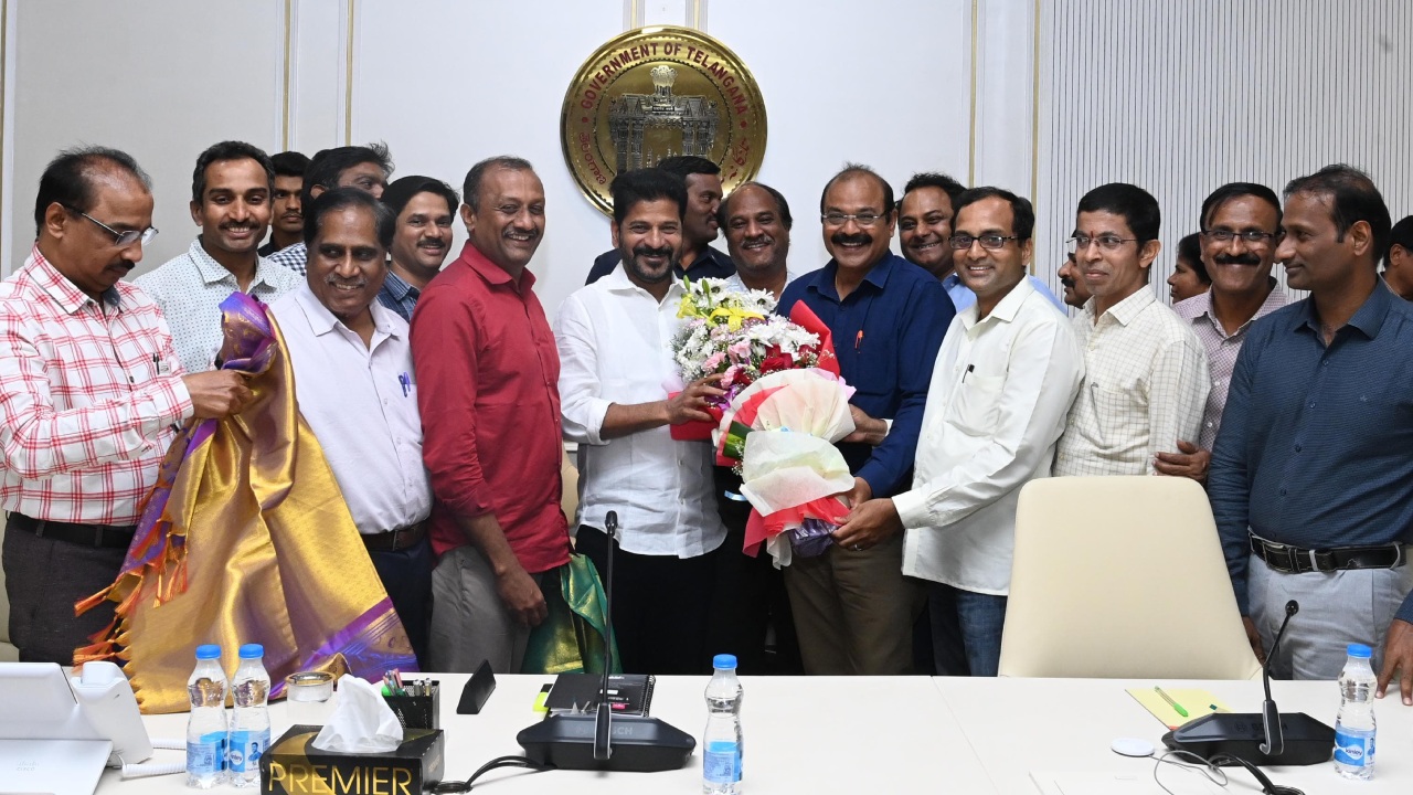 CM Revanth Reddy : అర్హులైన జర్నలిస్టులందరికి ఇంటి స్థలాలు : సీఎం రేవంత్ రెడ్డి హామీ CM Revanth Reddy : అర్హులైన జర్నలిస్టులందరికి ఇంటి స్థలాలు : సీఎం రేవంత్ రెడ్డి హామీ