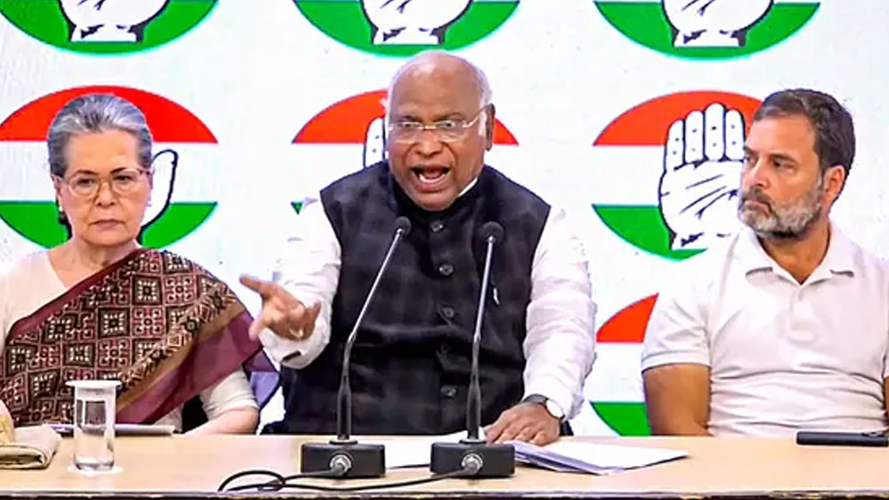 మా బ్యాంకు ఖాతాలను ఎందుకు ఫ్రీజ్ చేశారు.. కాంగ్రెస్ అగ్ర నేతల ప్రశ్న మా బ్యాంకు ఖాతాలను ఎందుకు ఫ్రీజ్ చేశారు.. కాంగ్రెస్ అగ్ర నేతల ప్రశ్న