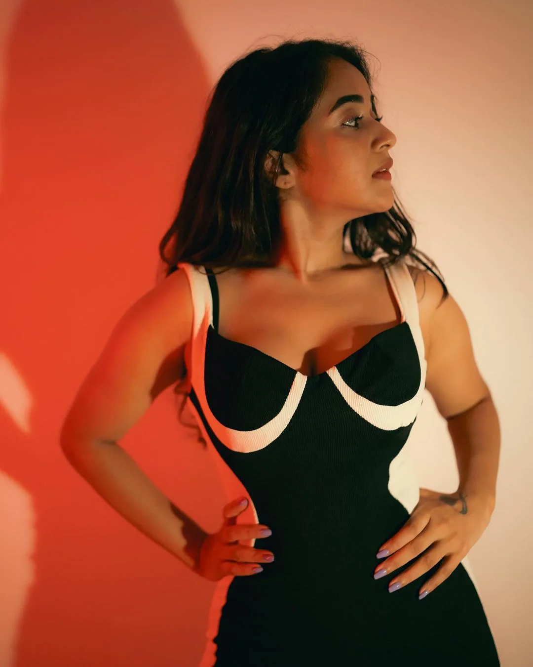 Deepthi Sunaina Sizzling Photos