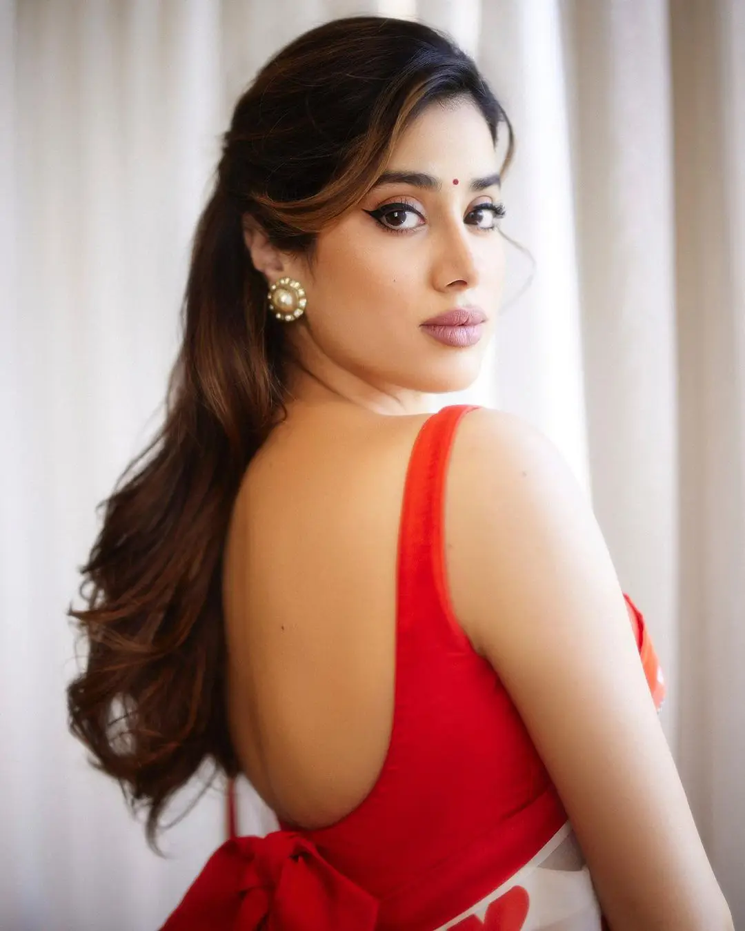 Devara Actress Janhvi Kapoor shares her latest saree photos