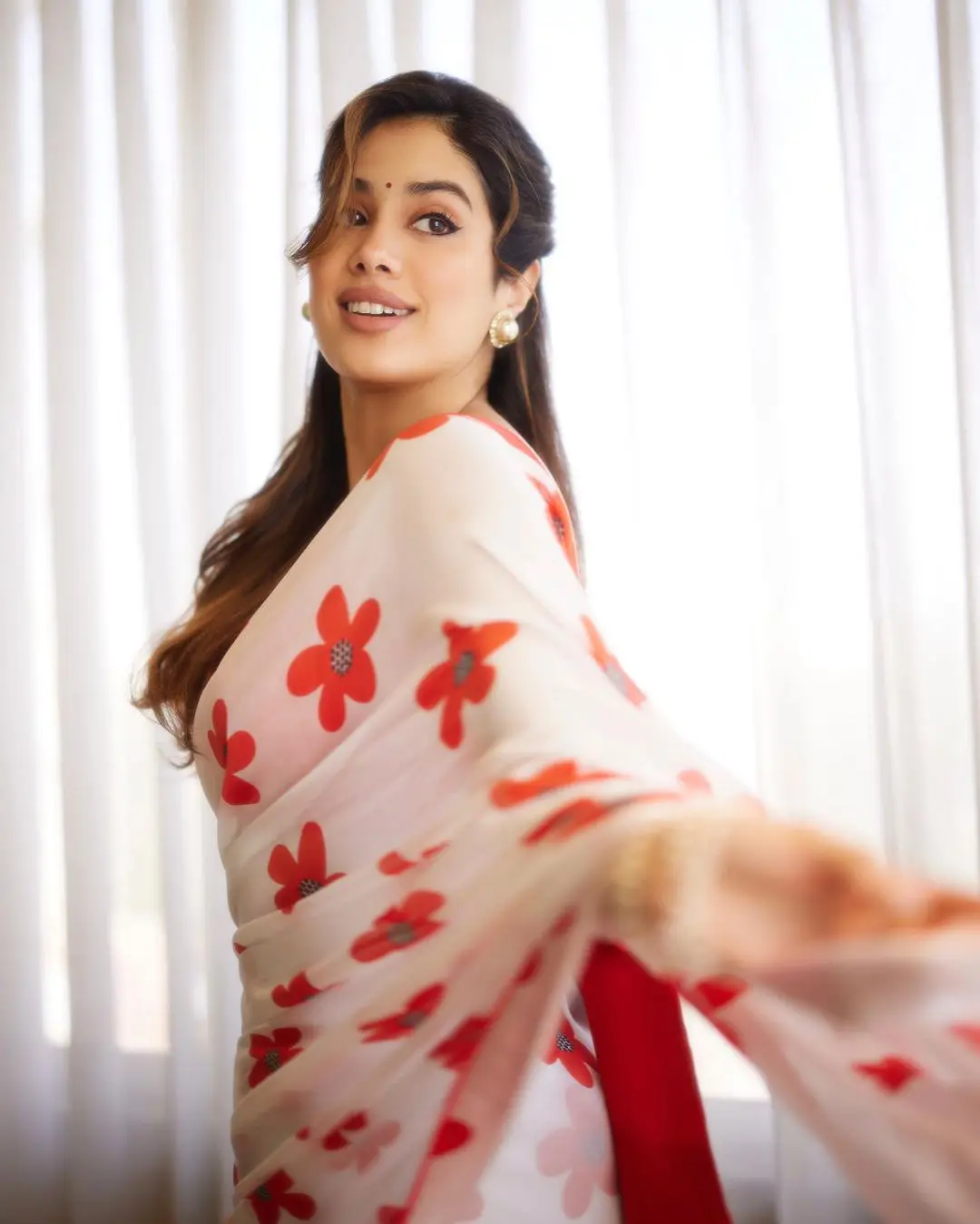 Devara Actress Janhvi Kapoor shares her latest saree photos