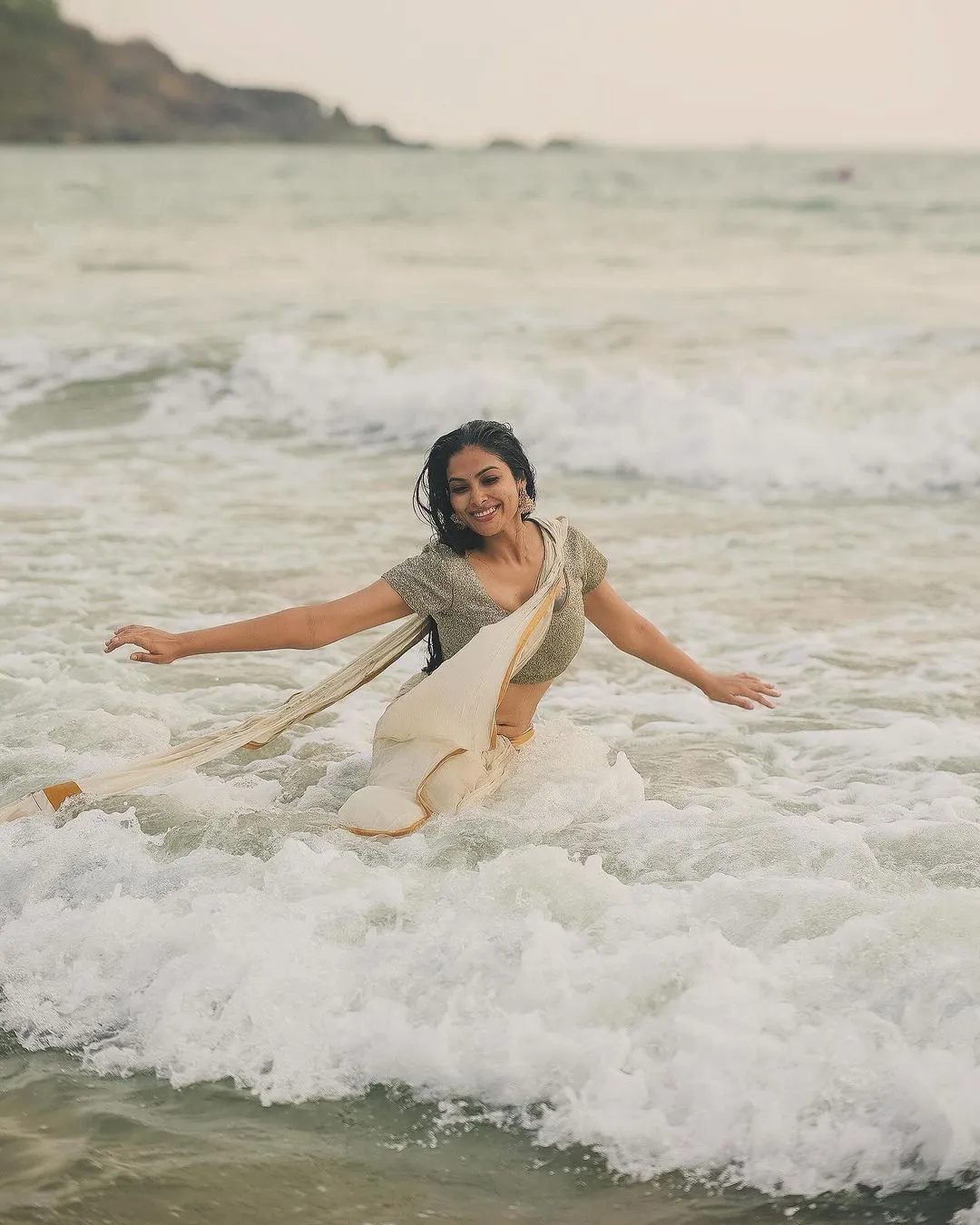 Divi Vadthya Stinning Looks in Saree at Beach