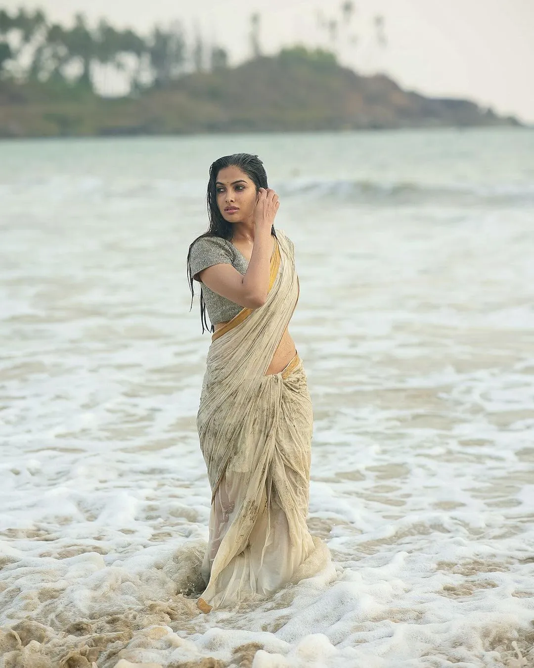 Divi Vadthya Stinning Looks in Saree at Beach