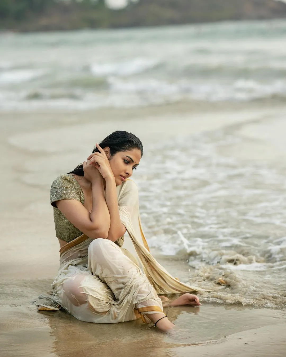 Divi Vadthya Stinning Looks in Saree at Beach