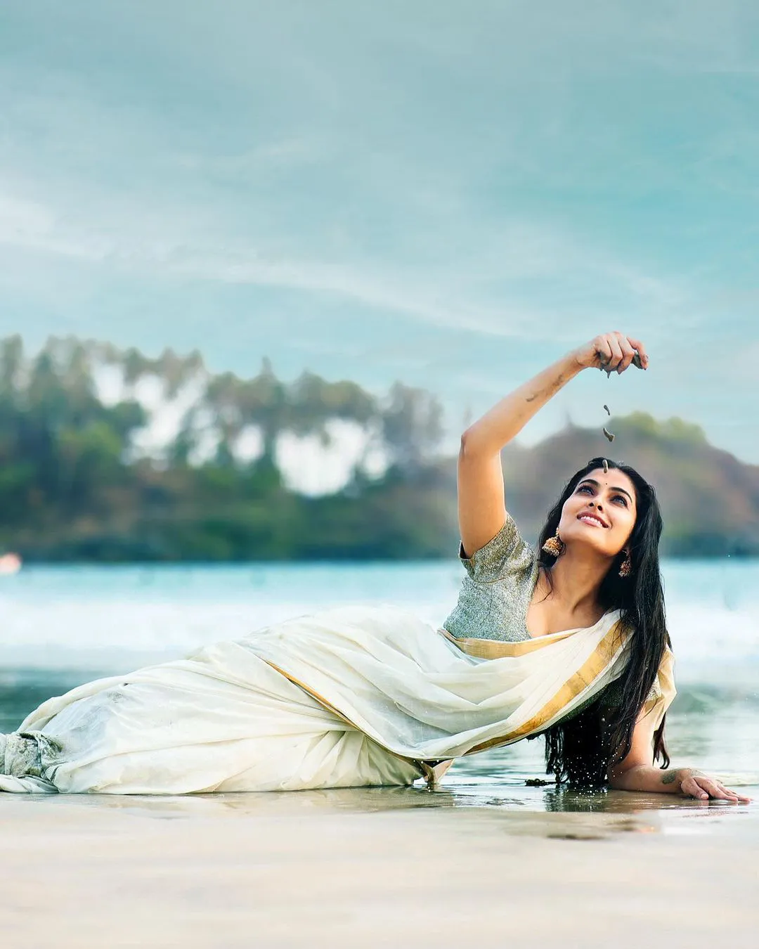 Divi Vadthya Stinning Looks in Saree at Beach