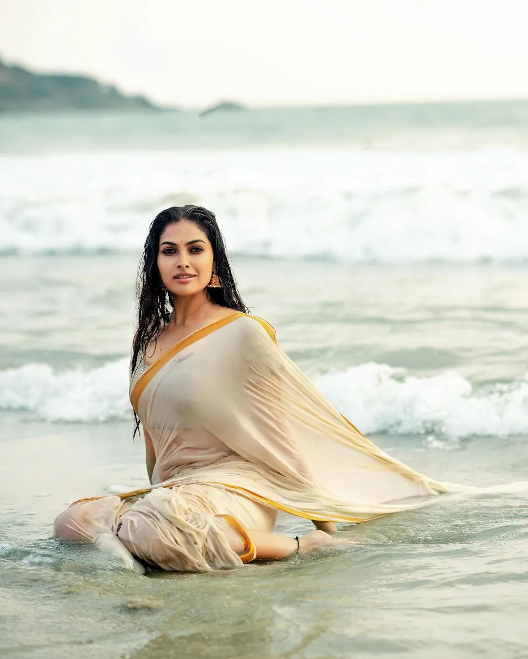 Divi Vadthya Stinning Looks in Saree at Beach