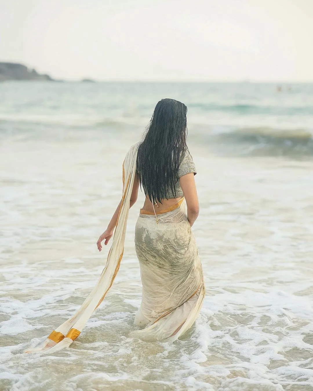 Divi Vadthya Stinning Looks in Saree at Beach