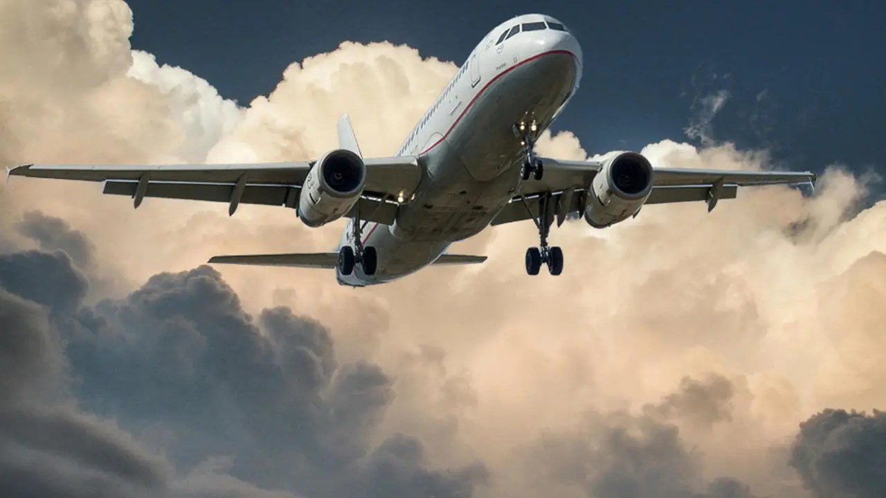 Flight : టేకాఫ్ సమయంలో ఊడిన విమానం టైరు.. ఆ తరువాత ఏమైందంటే? వీడియో వైరల్ Flight : టేకాఫ్ సమయంలో ఊడిన విమానం టైరు.. ఆ తరువాత ఏమైందంటే? వీడియో వైరల్