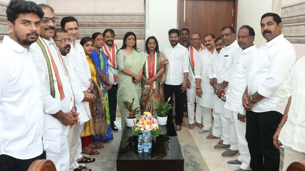 కాంగ్రెస్ పార్టీ కండువా కప్పుకున్న జీహెచ్ఎంసీ మేయర్ గద్వాల విజయలక్ష్మీ కాంగ్రెస్ పార్టీ కండువా కప్పుకున్న జీహెచ్ఎంసీ మేయర్ గద్వాల విజయలక్ష్మీ