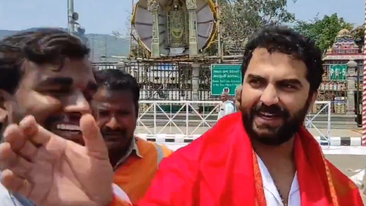 Vishwak Sen : సెల్ఫీలు తీసుకుంటున్న ఫ్యాన్స్.. ఫోన్లు లాగేసుకున్న విశ్వక్ సేన్.. వీడియో వైరల్ Vishwak Sen : సెల్ఫీలు తీసుకుంటున్న ఫ్యాన్స్.. ఫోన్లు లాగేసుకున్న విశ్వక్ సేన్.. వీడియో వైరల్